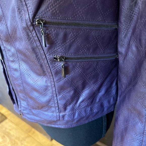 Ellen Tracy jacket zip front. Purple size medium. faux leather - Picture 3 of 11